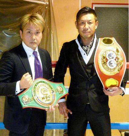 　東洋太平洋王座挑戦を発表した闘将青木誠（右）と本石昌也会長