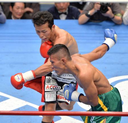 　４回、ワルド・サブ（手前）に強烈な左の拳を見舞う和気慎吾