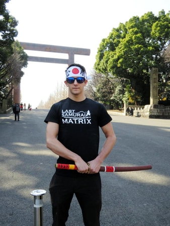 　靖国神社の前でデビュー戦への意気込みを示したラストサムライ