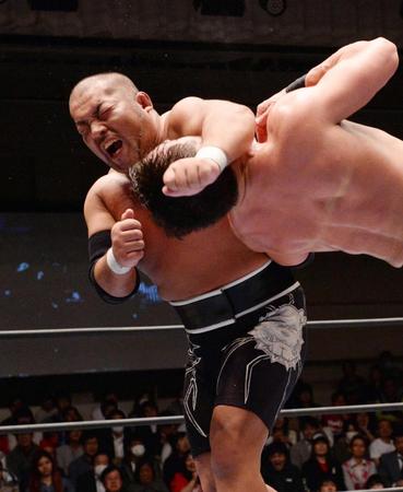 　ロデリック・ストロング（右）にラリアートを見舞う石井智宏