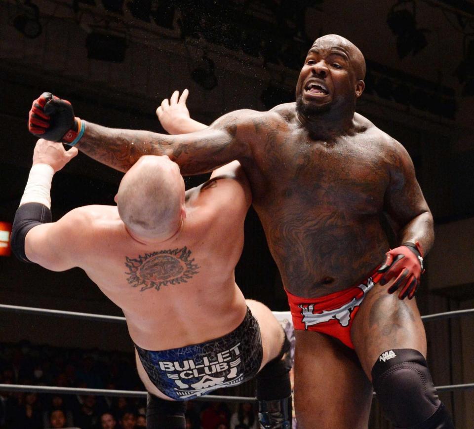 　コーディ・ホール（左）にラリアートを見舞うムース