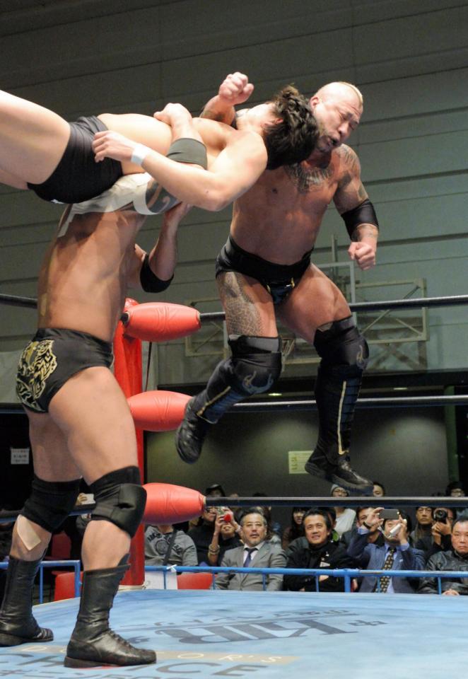　ゼウス（左）が担いだジェイク・リーにラリアットを見舞うボディガー