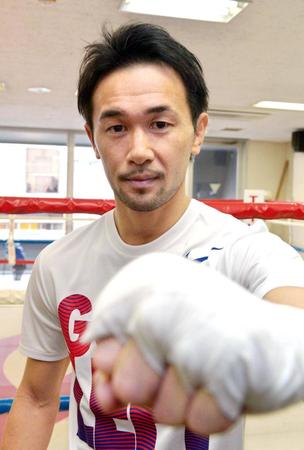 ポーズを決める山中慎介（撮影・佐々木彰尚）