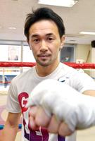 ポーズを決める山中慎介（撮影・佐々木彰尚）