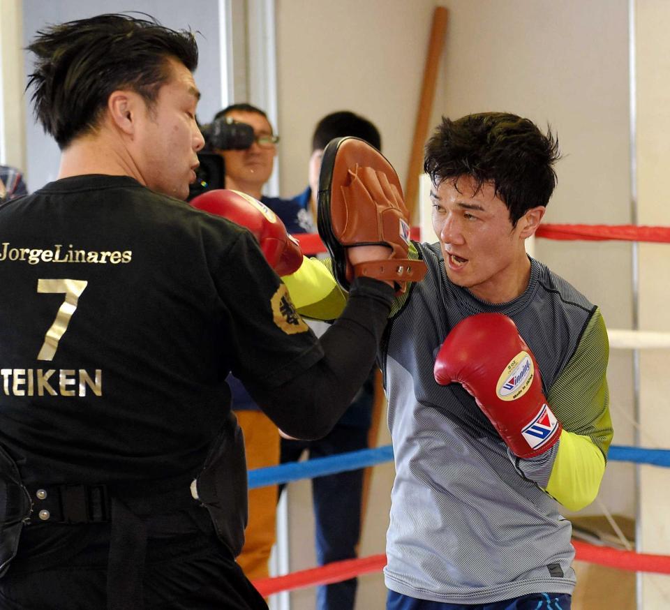 　初防衛戦に向けミット打ちを行う木村悠（撮影・堀内翔）