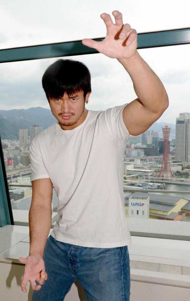 精かんな表情でファイティングポーズを取る柴田勝頼＝デイリースポーツ（撮影・佐藤厚）