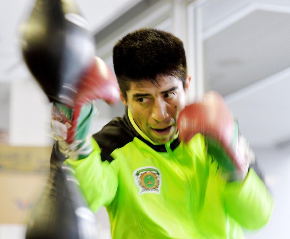 　パンチングボールを使ってトレーニングするガニガン・ロペス