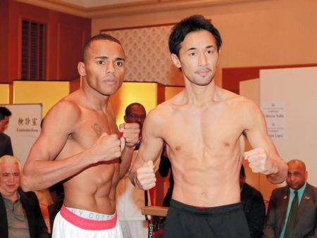 健闘を誓い合う山中慎介（右）とリボリオ・ソリス＝ホテル日航プリンス京都（撮影・石湯恒介）