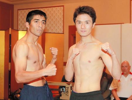 ファイティングポーズをとる木村悠（右）とガニガン・ロペス＝ホテル日航プリンス京都（撮影・石湯恒介）