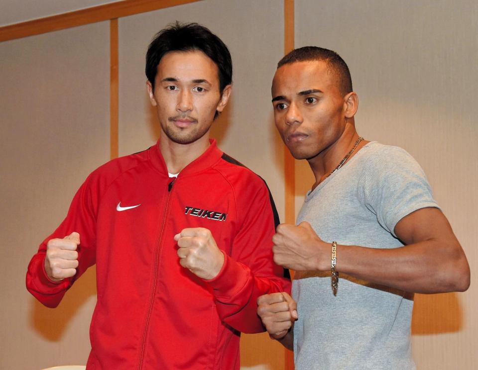 ＷＢＣ世界バンタム級タイトルマッチにむけ予備検診をうけた山中慎介。右はリボリオ・ソリス＝東京・飯田橋のホテルグランドパレス（撮影・堀内翔）