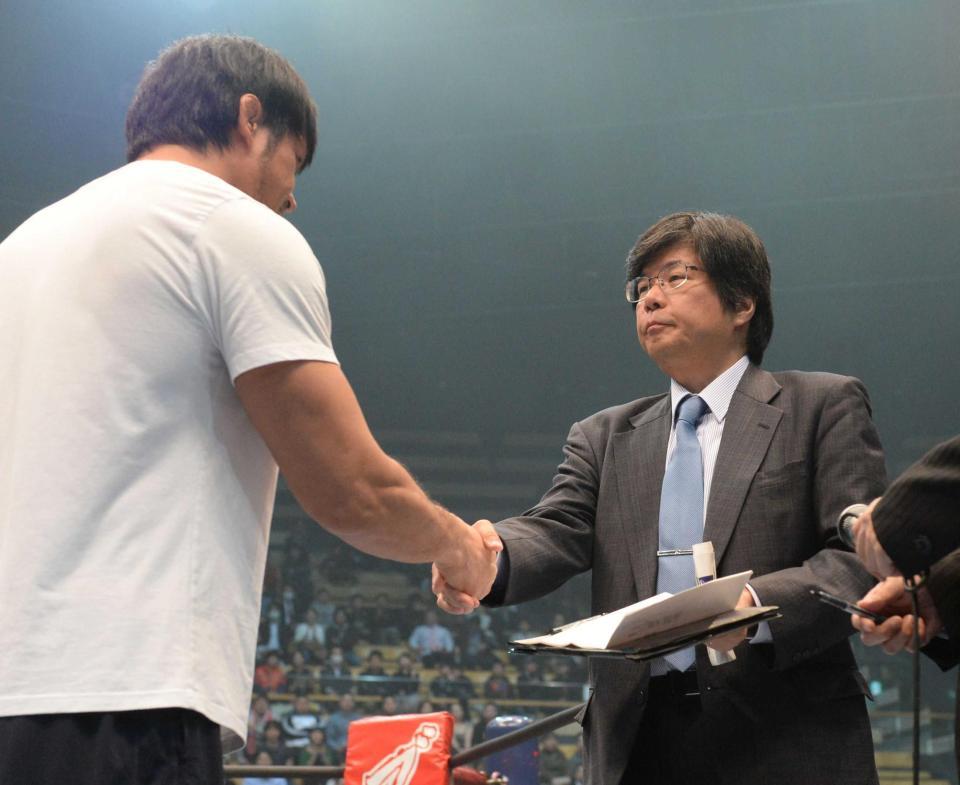 　柴田勝頼（左）と握手を交わす木谷高明オーナー