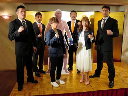 　ヴァンダレイ・シウバの写真を囲んで意気込む（左から）悠太、所英男、村田夏南子、桜庭和志、ＲＥＮＡ、加藤久輝