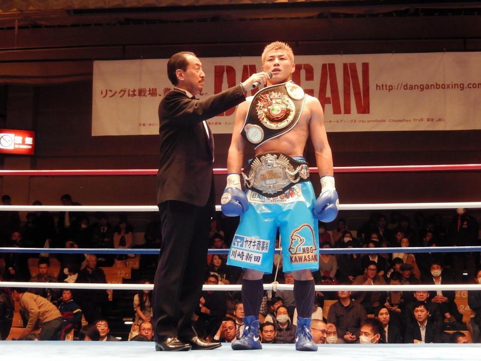 勝利者インタビューを受ける新王者・西田