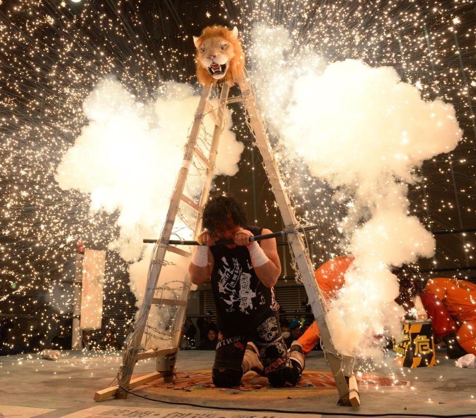 ライオン発破タワーで爆破される大仁田厚