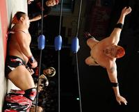 近藤（下）にフライングボディープレスを見舞う火野＝後楽園ホール