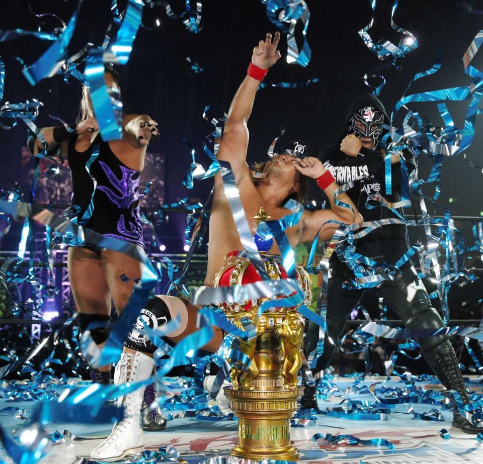 　優勝した内藤哲也（中央）