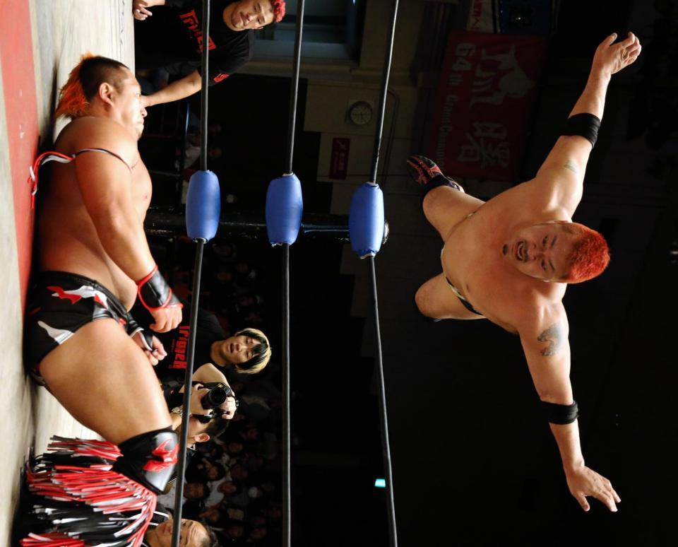 近藤（下）にフライングボディープレスを見舞う火野＝後楽園ホール