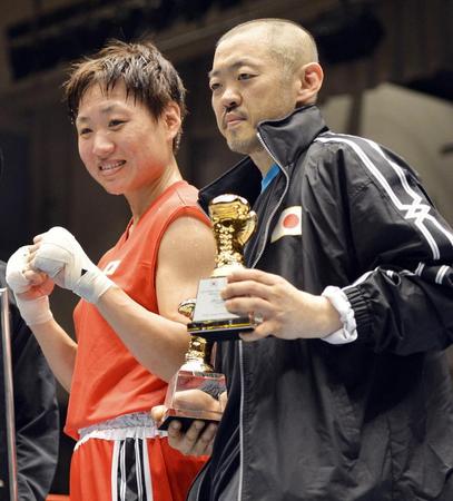 トレーナーとして選手を支えた梅津正彦さん（右）と山崎静代（写真は２０１３年４月撮影）
