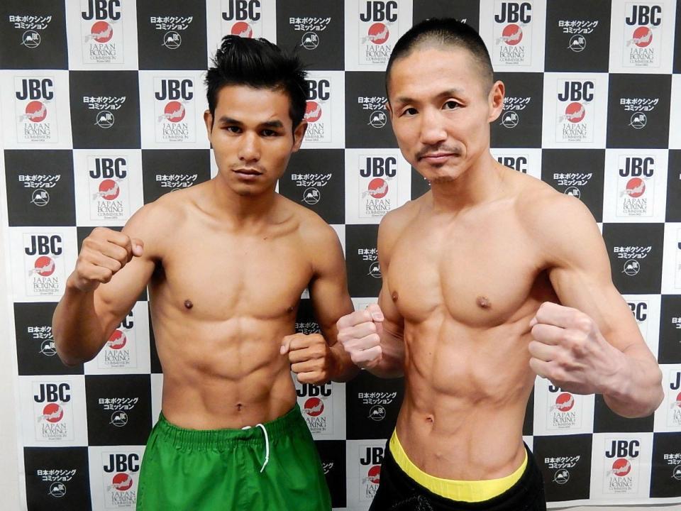 　計量を終えた大竹秀典（右）とサターントゥン・ソーバンカル（タイ）