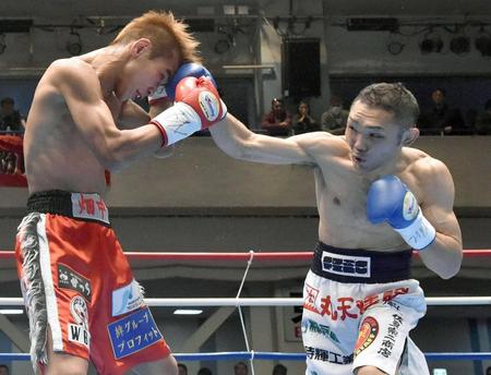 　１回、益田健太郎（右）に攻め込まれる田中裕士