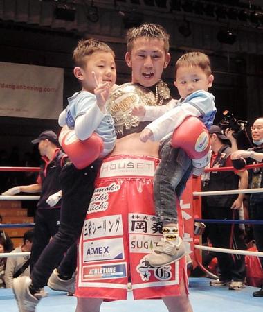 長男・力一くん（左）、次男・希一（右）を抱き喜ぶ粉川拓也