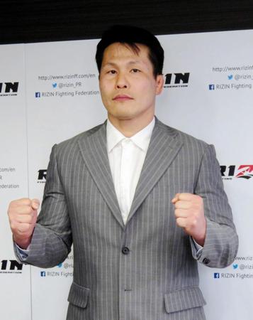 　ファイティングポーズを決める田村潔司