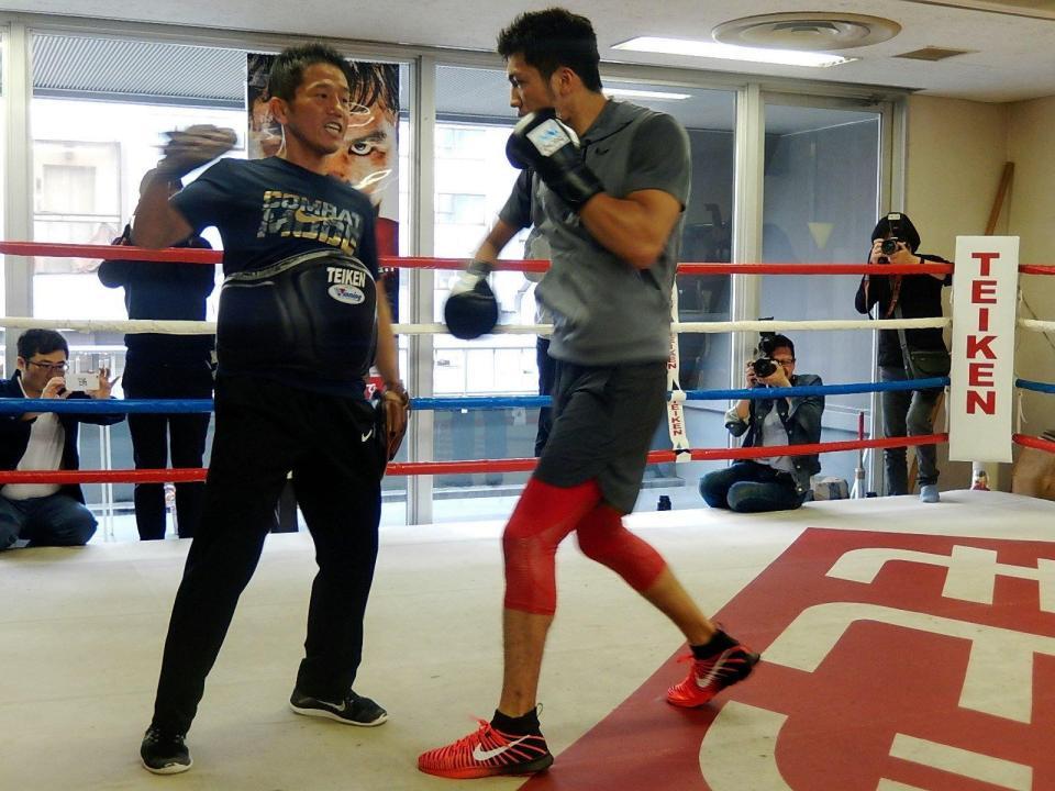 ミット打ちで強烈な右を放つ村田諒太