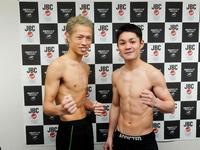 復帰戦に力が入る村中（右）と対戦相手の石橋