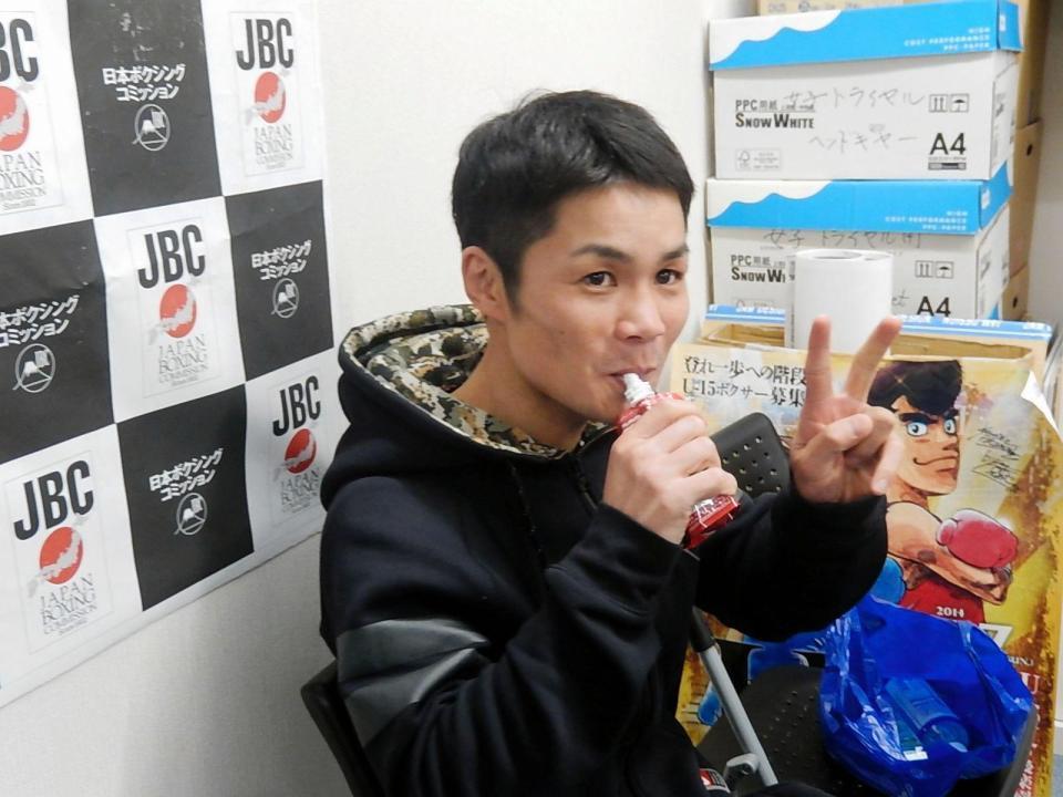 　無事に計量をクリアしＶサインする村中優