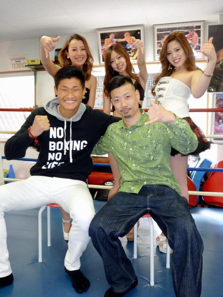 　世界ユースタイトルに臨む太尊康輝（前列左）と登場曲を提供したラッパーの仏師（同右）。後列は同興行でラウンドガールを務める３人