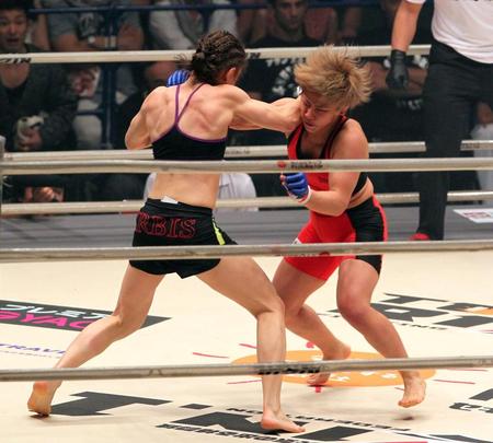 村田夏南子（右）はナタリア・デニソヴァと打ち合う＝名古屋日本ガイシホール（撮影・山口登）