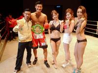 ユース世界王座を獲得した太尊康輝（左から２人目）、左は登場曲を手がけたラッパー仏師、右３人はラウンドガール