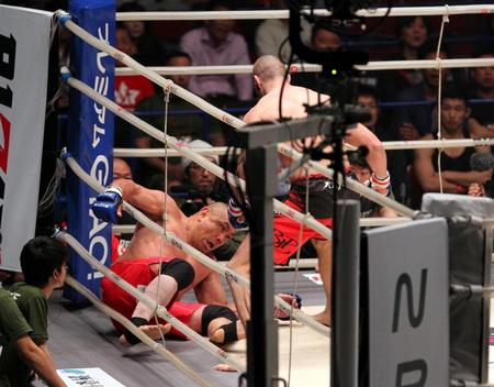 　イリー・プロハースカ（右）の猛攻に藤田和之は早々とマットに沈む