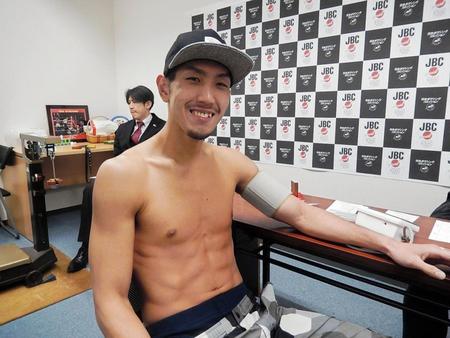 検診を受ける王者・岡田博喜