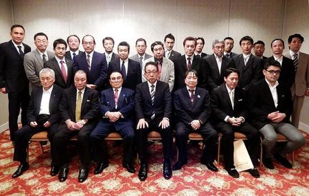 渡辺均新会長（前列中央）の下、新体制の東日本ボクシング協会理事会