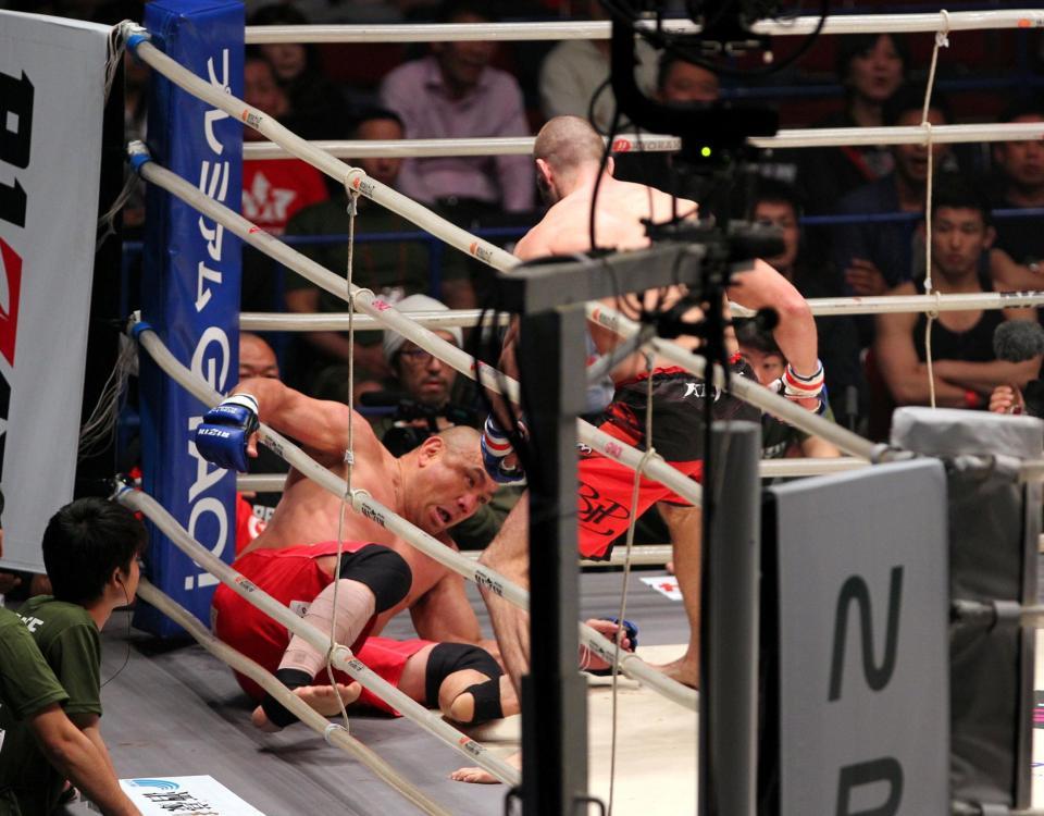 　イリー・プロハースカ（右）の猛攻に藤田和之は早々とマットに沈む