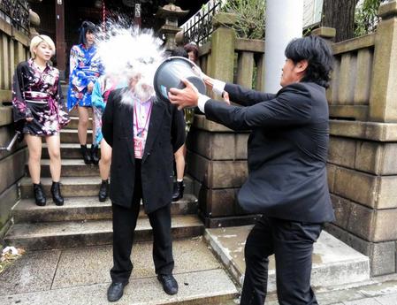 　会見中の山近オーナーに水を浴びせて参戦を訴えたＫＥＮＳＯ