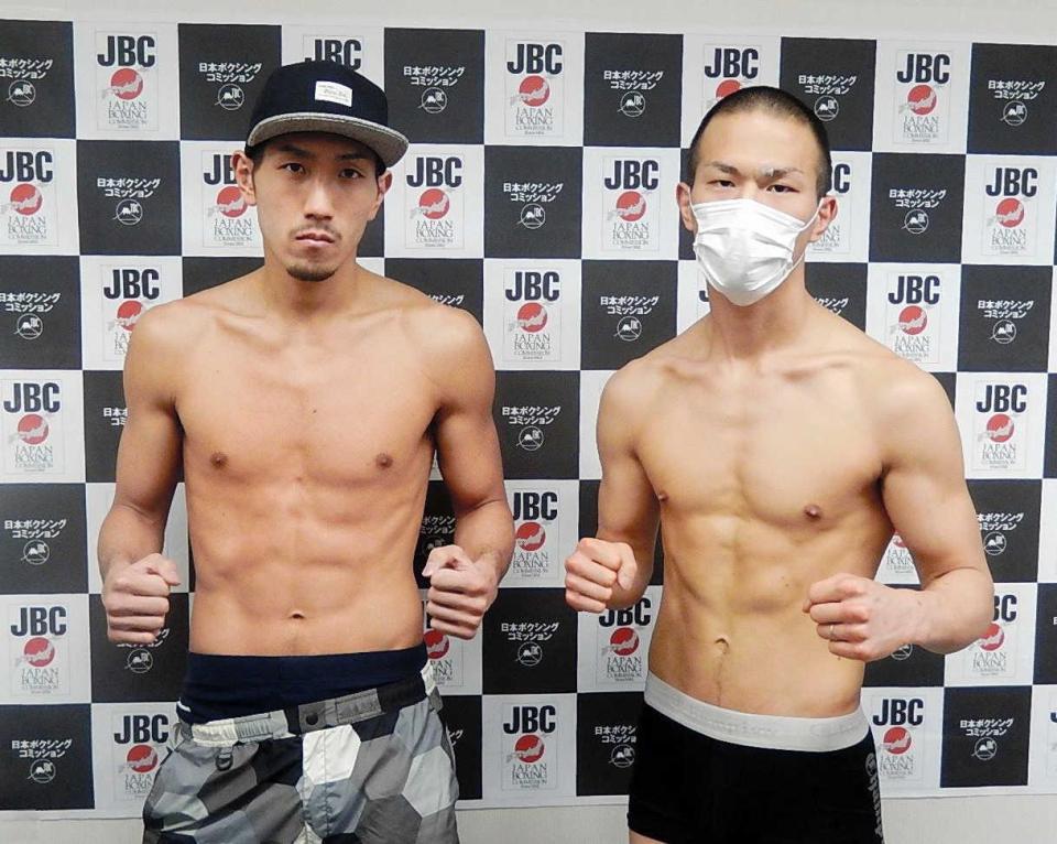 　計量を終えた王者・岡田（左）と麻生