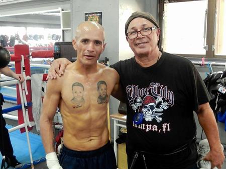 練習を公開したランダエタ（左）とピントーントレーナー