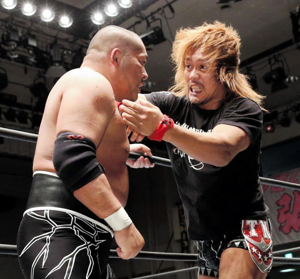 石井（左）にエルボーを決める内藤＝後楽園ホール