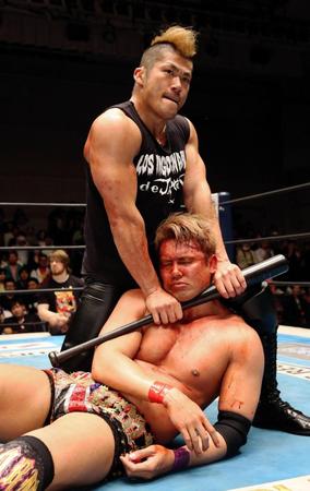 　オカダ・カズチカ（下）を黒バットで締め上げるＳＡＮＡＤＡ