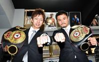 防衛に成功し一夜明け会見に登場したＷＢＡ世界ライトフライ級王者・田口良一（左）とＷＢＡ世界スーパーフライ級王者・河野公平＝東京・五反田（撮影・佐々木彰尚）