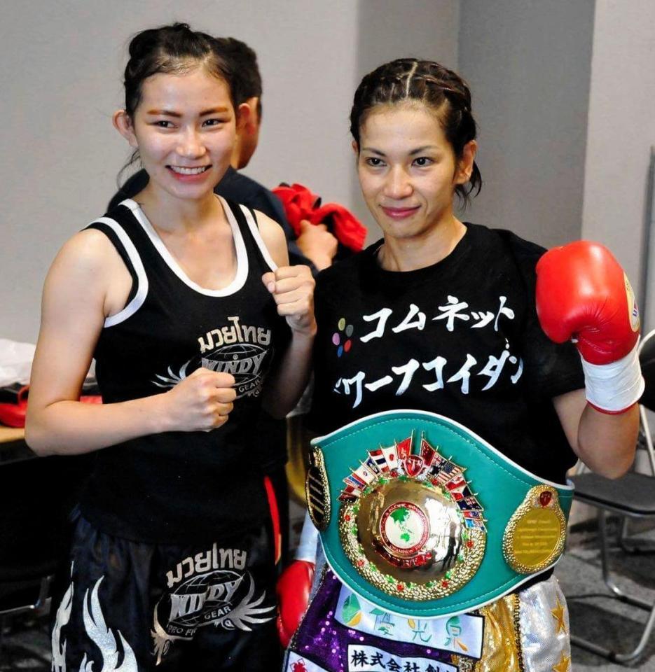 日本ＶＳタイの美女対決に貫禄勝利した好川菜々（右）。左はタイのアイドルボクサー・サオチャエングライ