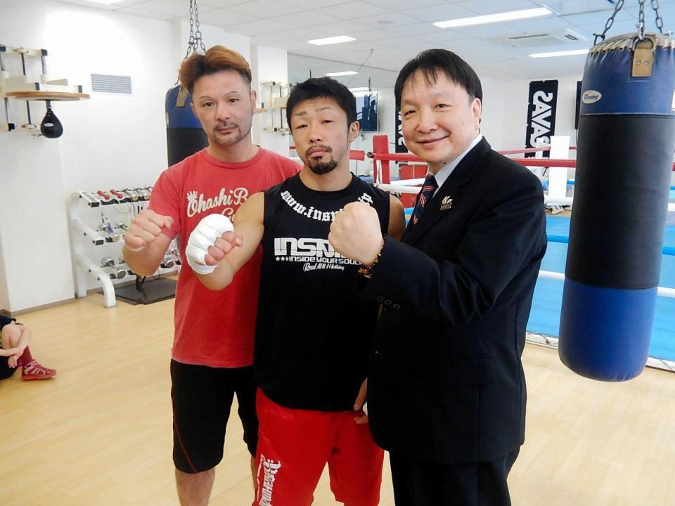 大橋秀行会長、八重樫東、松本好二トレーナー（右から）