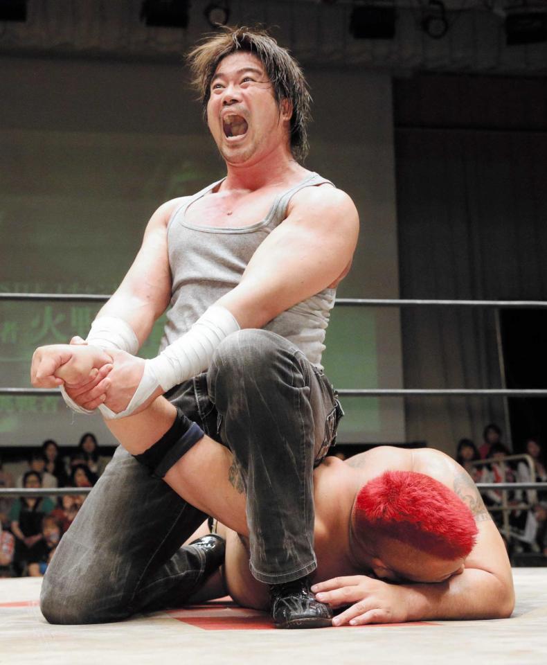 　火野（下）に腕を締め上げるＫＡＩ