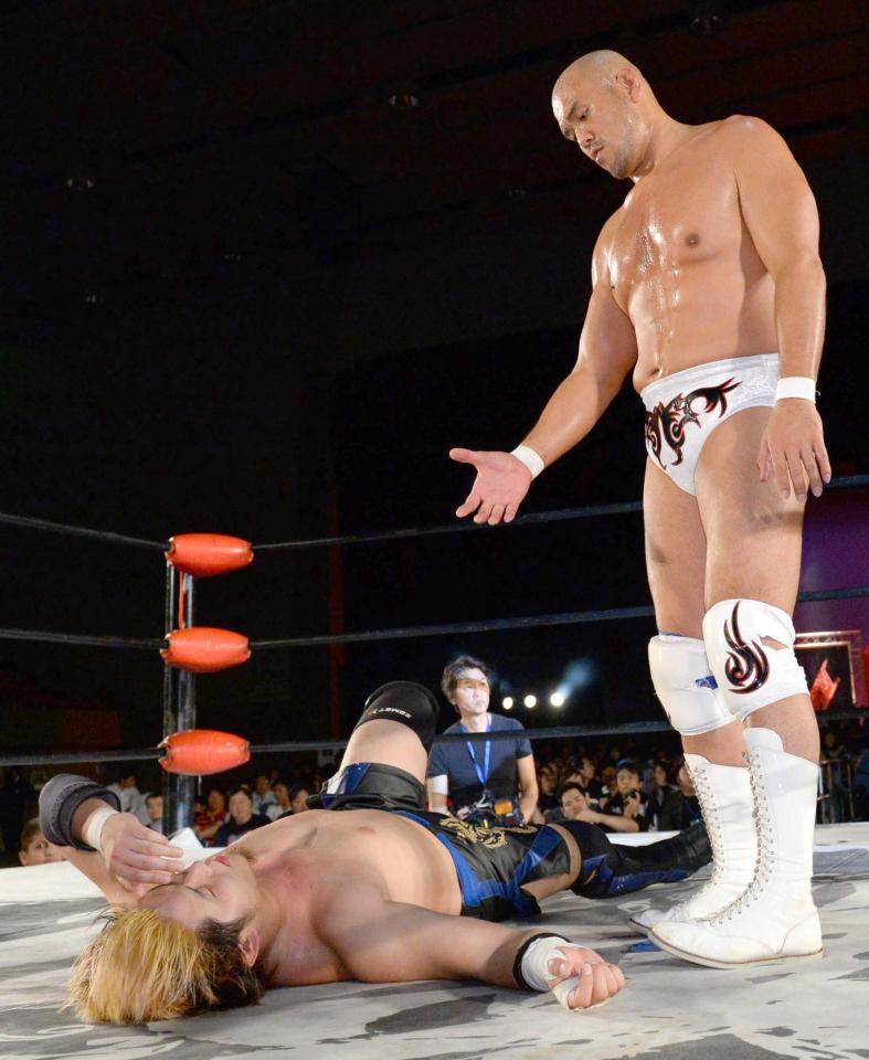 　敗れた橋本大地（下）に手を差し出す秋山準