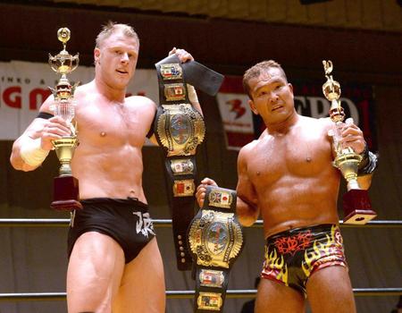 　ベルトを奪取したライディーン（左）と田中将斗