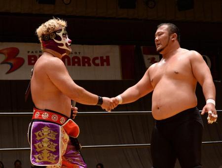 将火怒（左）と握手を交わす将軍岡本＝後楽園ホール