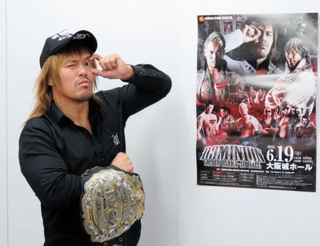 　オカダの挑戦を受ける大阪大会のポスターの前でポーズを決める内藤