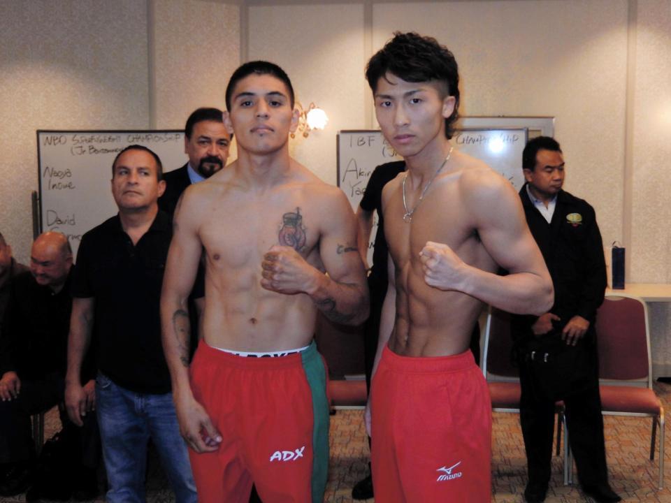 一度目の計量に失敗したカルモナ（左）と一発クリアの井上尚弥